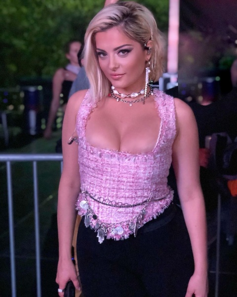 2019.08.02.
@beberexha: Tegnap esti outfit  💓💓💓
