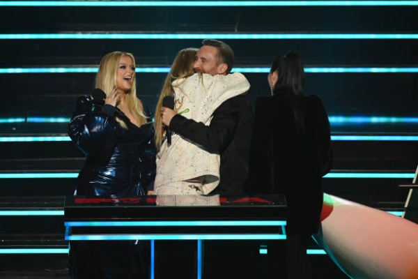 beb-and-david-guetta-accept-the-best-collaboration-award-from-lauren-spencer-smith-and.jpg