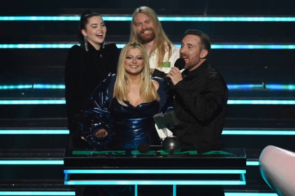 bebe-rexha-a-david-guetta-accept-the-best-collaboration-award-from-lauren-spencer-smith-and.jpg