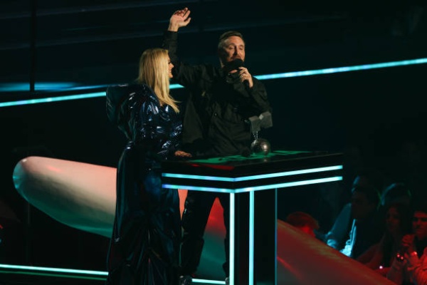 bebe-rexha-an-david-guetta-accept-the-best-collaboration-award-during-the-2022-mtv-europe.jpg