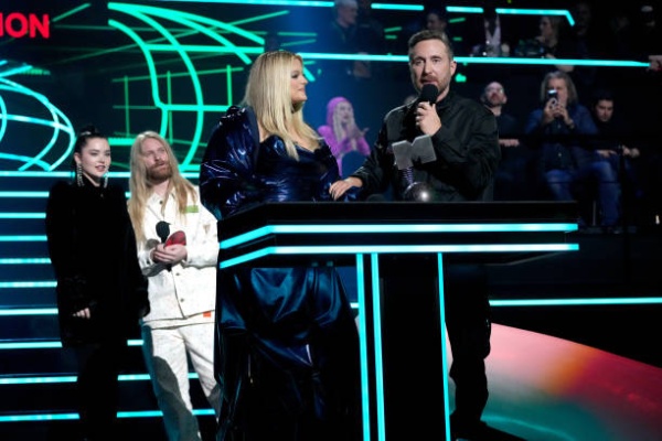 bebe-rexha-and-daid-guetta-acpt-an-award-onstage-during-the-mtv-europe-music-awards-2022.jpg