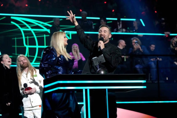 bebe-rexha-and-david-guetta-accept-an-award-onstage-during-the-mtv-europe-music-awards-2022~0.jpg