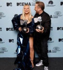 bebe-rexha-and-datta-pose-with-the-best-collaboration-award-during-the-mtv-europe-music.jpg