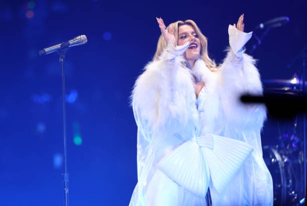 bebe-rexha-performs-onstae-durng-iheartradio-102-7-kiis-fms-jingle-ball-2022-presented-by.jpg