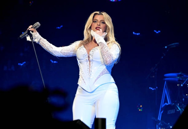 bebe-rexha-pnstage-during-iheartradio-102-7-kiis-fms-jingle-ball-2022-presented-by.jpg