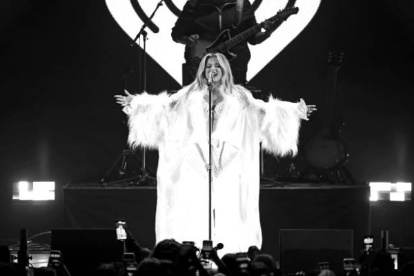 bebe-rexrms-onstage-during-the-iheartradio-102-7-kiis-fms-jingle-ball-2022-presented.jpg