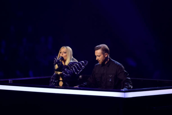 bebe--and-david-guetta-perform-on-stage-during-the-mtv-europe-music-awards-2022-held-at.jpg