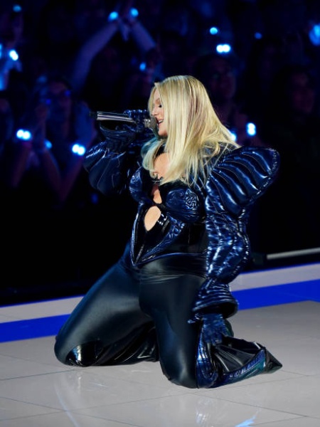 bebe-rexha-performs-on-stthe-mtv-europe-music-awards-2022-held-at-the-psd-bank-dome.jpg
