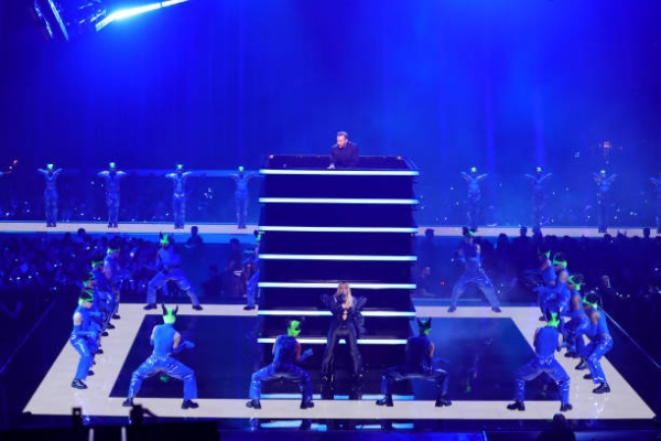 david-guetta-perform-on-stage-during-the-mtv-europe-music-awards-2022-held-at.jpg