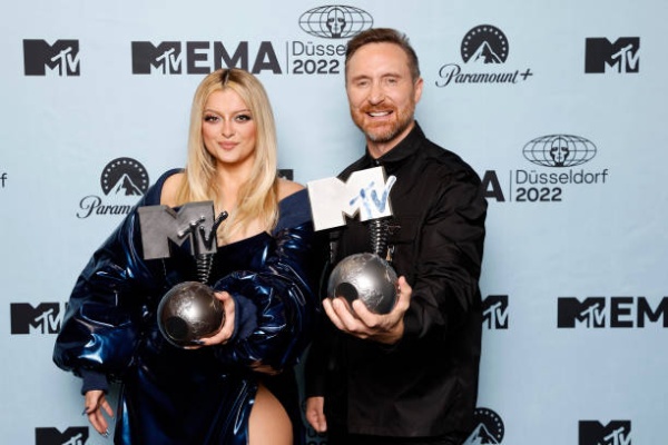 bebe-rexavid-guetta-pose-with-the-best-collaboration-award-during-the-mtv-europe-music.jpg