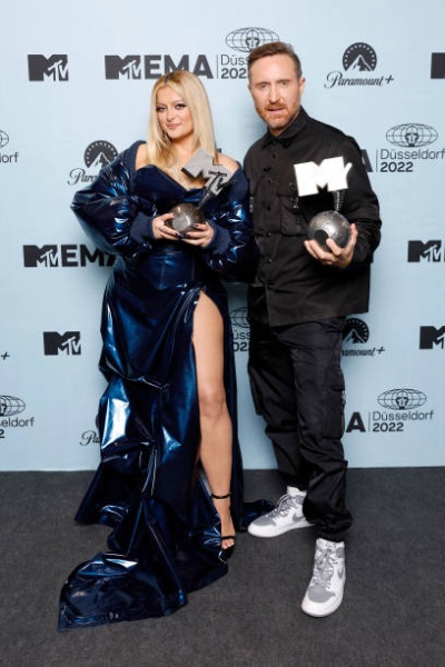 bebe-rexh-and-david-guetta-pose-with-the-best-collaboration-award-during-the-mtv-europe-music.jpg