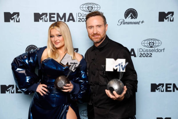 bebe-rexha-and-david-guetta-pose-with-the-best-collaboration-award-during-the-mtv-europe-music.jpg