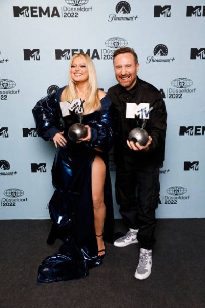 bebe-rexhand-david-guetta-pose-with-the-best-collaboration-award-during-the-mtv-europe-music.jpg