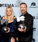 bebe-rexavid-guetta-pose-with-the-best-collaboration-award-during-the-mtv-europe-music.jpg