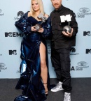 bebe-rexh-and-david-guetta-pose-with-the-best-collaboration-award-during-the-mtv-europe-music.jpg