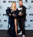bebe-rexhadavid-guetta-pose-with-the-best-collaboration-award-during-the-mtv-europe-music.jpg