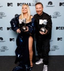 bebe-rexhand-david-guetta-pose-with-the-best-collaboration-award-during-the-mtv-europe-music.jpg