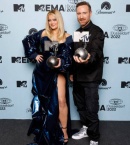bebe-xha-and-david-guetta-pose-with-the-best-collaboration-award-during-the-mtv-europe-music.jpg